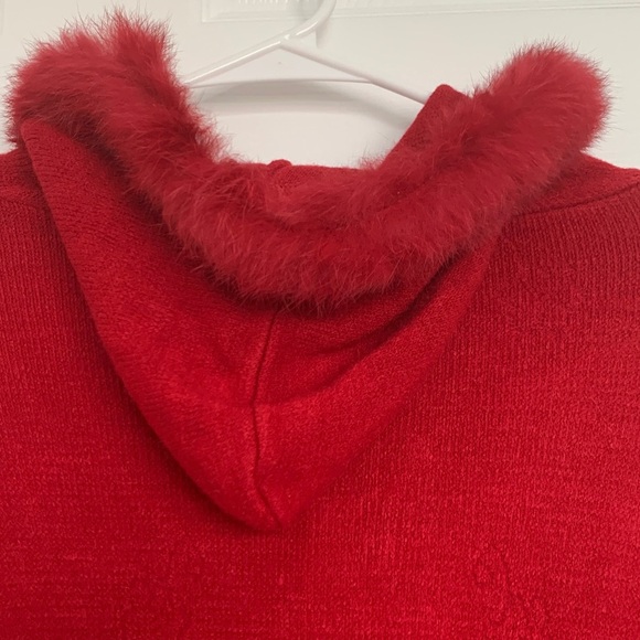 Red Cape - Picture 3 of 8